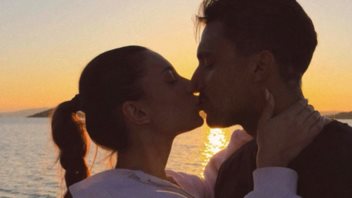 Η Μαριαλένα Ρουμελιώτη ποζάρει με φουσκωμένη κοιλιά στην αγκαλιά του Σάκη Κατσούλη