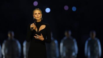 Charlize Theron | Το μήνυμα πίσω από το maxi φόρεμα που επέλεξε στην τελετή έναρξης των Χειμερινών Ολυμπιακών Αγώνων του 2026