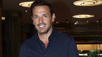 Ο Νίκος Βέρτης σε σπάνια εμφάνιση με τη σύντροφό του στον Γιώργο Μαζωνάκη