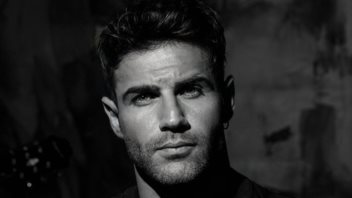 Ο Πέτρος Ιακωβίδης σε ένα συγκηνιτικό video clip μαζί με το κοινό &amp; τους Θεοδωρίδου, Ελληνίδου, Φοίβο