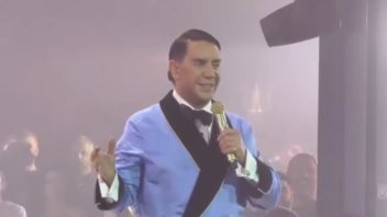 Ο Γιώργος Μαζωνάκης έκανε πρεμιέρα στην Ακτή Πειραιώς - "Είμαι ο αληθινός"