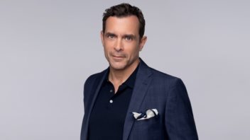 Κωνσταντίνος Μαρκουλάκης: "Θεωρώ τον εαυτό μου πολύ ευνοημένο. Ξεκινώντας από το ποιοι με γέννησαν"