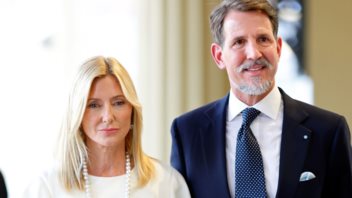 Παύλος Ντε Γκρες και Marie Chantal στην τελετή των Χειμερινών Ολυμπιακών Αγώνων, με τα χρώματα της Ελλαδας