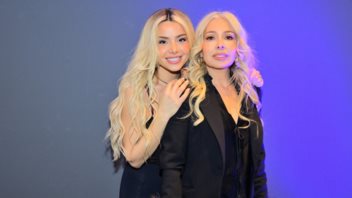 Η Josephine σε σπάνια βραδινή έξοδο με την μητέρα της