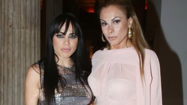 Η αντιδραση της Ζωζας Μεταξα σε ερωτηση για τις σχεσεις της με τον Μαριο Καποτση