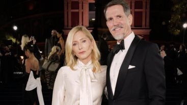 Η Marie-Chantal με μεταξωτο φορεμα του οικου Dior στο γαλαζιο χαλι των Fashion Awards στο Λονδινο