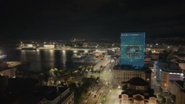 Ο Πυργος του Πειραια στα χρωματα της Allwyn