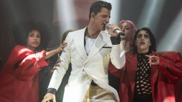 Ατυχημα για τον Σακη Ρουβα on stage - Παγωσαν οι θεατες