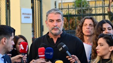 Το μηνυμα που εδειξε ο Βασιλης Μπισμπικης στους δημοσιογραφους