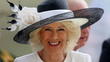 Βασιλισσα Καμιλα | Η ιστορικη καρφιτσα που επελεξε για τη χριστουγεννιατικη καρτα με τον βασιλια Καρολο