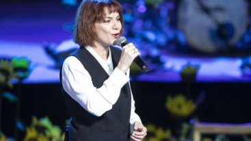 Ανδριανα Μπαμπαλη | Η σπανια δημοσια εμφανιση σε fashion show