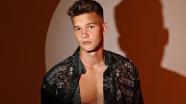 Ο Θανος Λαμπρου ειναι το eye candy της ημερας