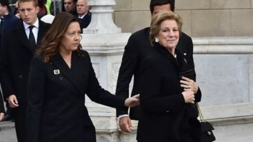 Αννα Μαρια | Το statement στοιχειο που επελεξε για να τιμησει τη μνημη του τεως βασιλια Κωνσταντινου