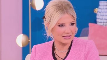 Φαιη Σκορδα: "Περισσοτερο γυναικες με φλερταρουν στα social media"