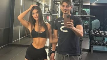 Δεσποινα Γιαννακοπουλου | Φοραει mini γαλαζιο φορεμα και χορευει χαρουμενη στο TikTok