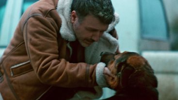 Ο Γιαννης Πλουταρχος παρουσιαζει το κινηματογραφικης αισθητικης video clip του "Δε Γινεται"