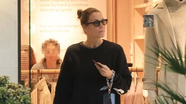 Η Βικυ Καγια σε χαλαρη βολτα για χριστουγεννιατικα ψωνια με τον Ηλια Κρασσα