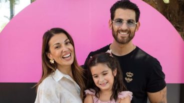 Η Ελενη Χατζιδου βοηθα την κορουλα της στην ορθογραφια (Βιντεο)