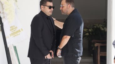 Συγκινει ο Λαμπρος Κωνστανταρας με στιγμιοτυπο απο τον ταφο του πατερα και του παππου του: "Πειτε τα εκει πανω"