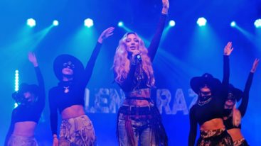 Η Λενια Ραζη στην πρωτη live εμφανιση μετα την περιπετεια της υγειας της!