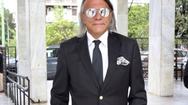 30 χρονια πριν: Η φωτογραφια του Ηλια Ψινακη που "παγωσε" τον χρονο - η παρεα που εγραφε ιστορια χωρις να το ξερει