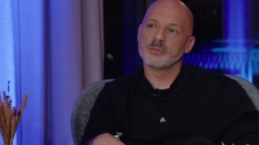Νικος Μουτσινας: "Οταν ξεκινησα να κανω εκπομπες, ημουν αυστηρος. Μαλ@@ας δεν νομιζω"