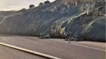 Κατολισθηση στην Ιονια Οδο: Κλειστος ο δρομος απο Aρτα εως Αμφιλοχια - Πετρες εχουν καλυψει τις δυο λωριδες [βιντεο]