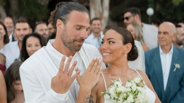 Η οικογενειακη φωτογραφια της Ευρυδικης Βαλαβανη και του Γρηγορη Μοργκαν στο σπηλαιο που παντρευτηκαν