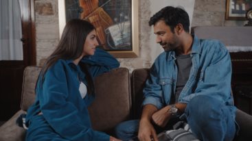 Η γη της ελιας | Ενας αγνωστος βγαζει οπλο στο παρτι γενεθλιων της μικρης Μαλενας.