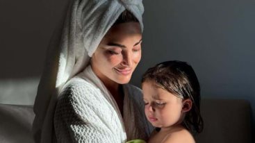 Η Ιωαννα Τουνη αποκαλυψε τον τροπο που πειθει τον γιο της να κανει μπανιο