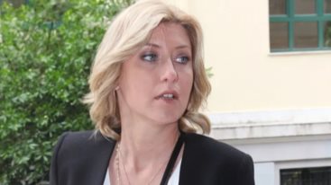 Σια Κοσιωνη | Κομψη εμφανιση στα λευκα σε φιλανθρωπικο gala στο Μικρολιμανο