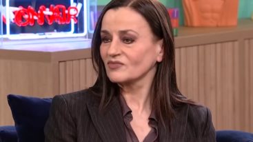 Καρυοφυλλια Καραμπετη: "Θα αλλαζα ερωτικες επιλογες μου - Να ανακαλυπτω και μετα να ενδιδω στην ερωτικη μου επιθυμια"