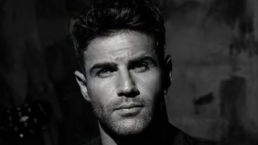 Ο Πετρος Ιακωβιδης σε ενα συγκηνιτικο video clip μαζι με το κοινο &amp; τους Θεοδωριδου, Ελληνιδου, Φοιβο