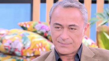 Ο Θανασης Κουρλαμπας σχολιαζει τη δηλωση &quot;το θεατρο ειναι ενα μεγαλο κρεβατι&quot;