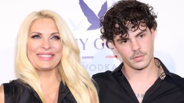 Ο Αγγελος Λατσιος ευχεται στην Ελενη Μενεγακη με #familygoals φωτογραφια