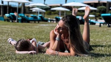 H Σιεννα Μιχαλοπουλου τραγουδα στην Αθηνα Οικονομακου και μας φτιαχνει τη μερα