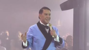 Ο Γιωργος Μαζωνακης εκανε πρεμιερα στην Ακτη Πειραιως - "Ειμαι ο αληθινος"