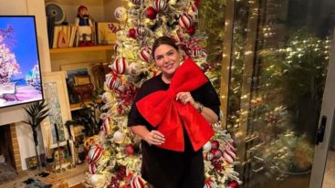 Η Δαναη Μπαρκα στολισε χριστουγεννιατικο δεντρο με την πιο πολυτιμη βοηθο