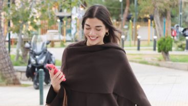 Η Μελινα Νικολαιδη σε χαλαρη βολτα στη Γλυφαδα με αψογο look