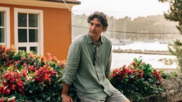 Ο Χριστοφορος Παπακαλιατης με τα αδελφια του, Φιλιππο, Στεφανο και Ναρα σε γιορτινα στιγμιοτυπα