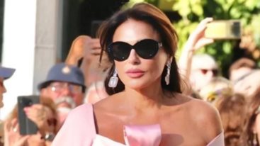 Carla Bruni, Kimberly Guilfoyle &amp; Ανθη Φακιδαρη στο ιστορικο show της Σιλιας Κριθαριωτη στο Παρισι