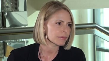 Η Τζενη Μπαλατσινου φωτογραφιζει το στολισμενο για τις γιορτες σαλονι και την τραπεζαρια του σπιτιου της στην Αθηνα