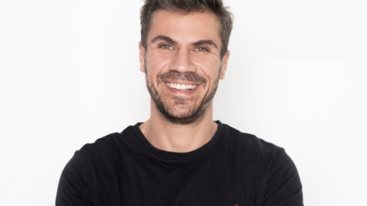 Ο Ακης Πετρετζικης στην παρελαση της 28ης Οκτωβριου με τα παιδια του