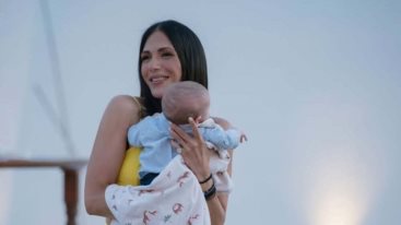 Η Ανθη Βουλγαρη φωτογραφισε τον γιο της στο κλιμα της εθνικης επετειου