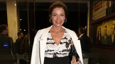 Παναγιωτα Βλαντη | Στην πρεμιερα του Σωτηρη Τσαφουλια με chic look και τον συζυγο της, Γιαννη Βλαχο