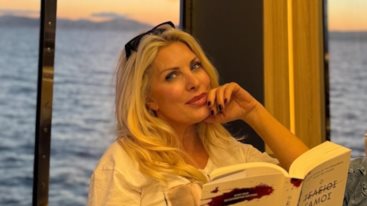 Η μικρη Μαρινα φωτογραφιζει την Ελενη Μενεγακη