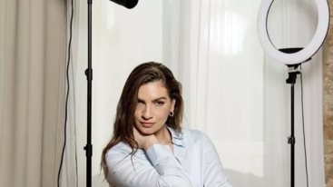 Η Χριστινα Κανελλοπουλου ανανεωσε το χρωμα των μαλλιων της στο σπιτι [και εμεις μολις βρηκαμε την πιο effortless βαφη χωρις αμμωνια για pro αποτελεσμα]