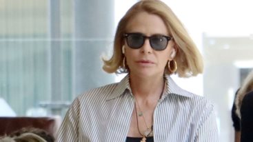 H chic εμφανιση της Τζενης Μπαλατσινου με κλασικο κοστουμι και ζιβαγκο