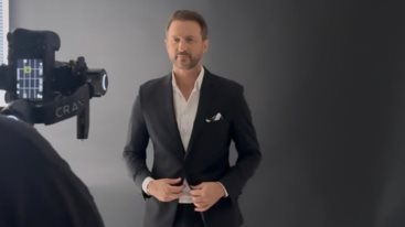Κωστας Καραφωτης: Στα backstage της φωτογραφισης αφισας για τις νυχτερινες του εμφανισεις μαζι με την Ματθαια Σπιταδακη