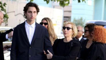 Η στοργικη κινηση του εγγονου του Διονυση Σαββοπουλου στη γιαγια του, Ασπα, εξω απο την Μητροπολη Αθηνων